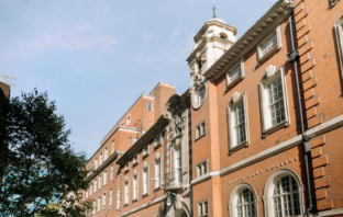 Une IA remplace les professeurs dans un collège de Londres